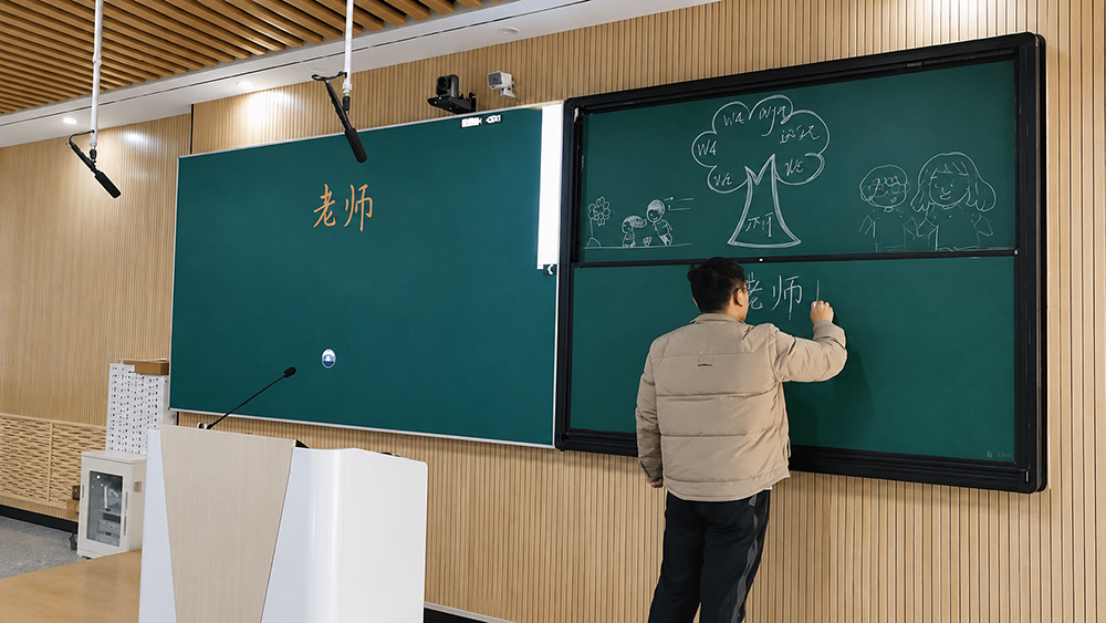 Giáo viên giảng bài với sự hỗ trợ của giải pháp thông minh ITC